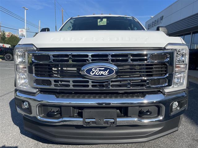 New 2027 Oxford White Ford F-550® XL image 10