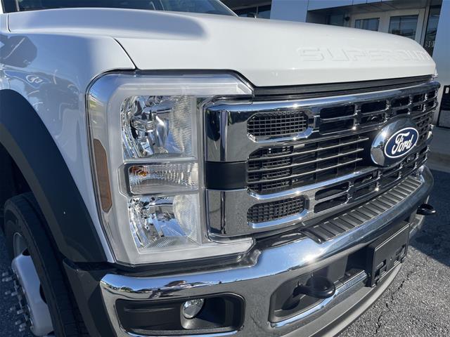 New 2027 Oxford White Ford F-550® XL image 11