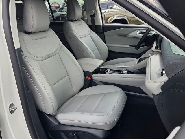 New 2026 Star White Metallic Tri-Coat Ford Active image 17