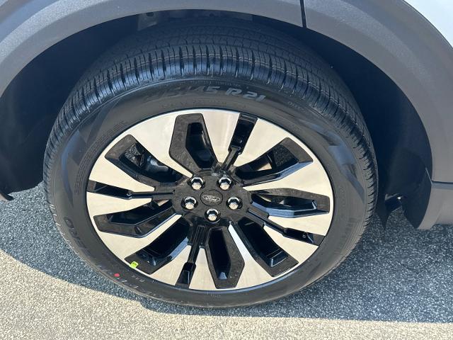 New 2026 Star White Metallic Tri-Coat Ford Platinum™ image 56