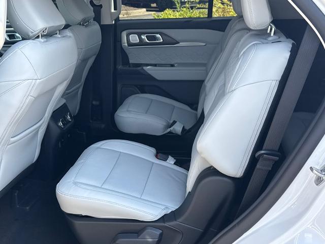 New 2026 Star White Metallic Tri-Coat Ford Platinum™ image 60