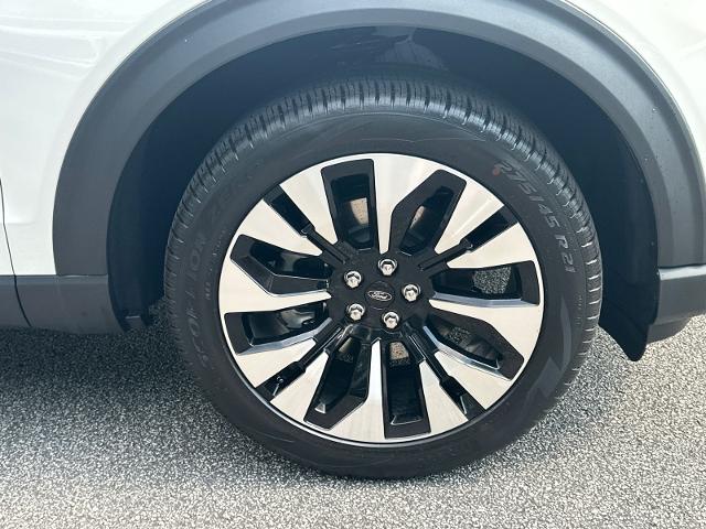 New 2026 Star White Metallic Tri-Coat Ford Platinum™ image 46