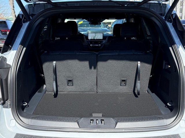 New 2026 Space White Metallic Ford ST-Line image 35